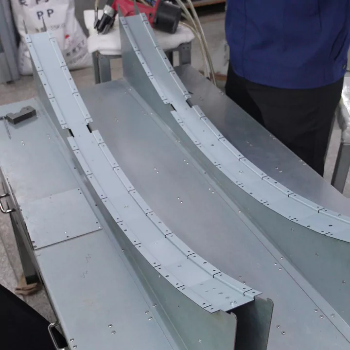 ¿Cómo la chapa metálica del monitor LCD mejora la durabilidad y el rendimiento?